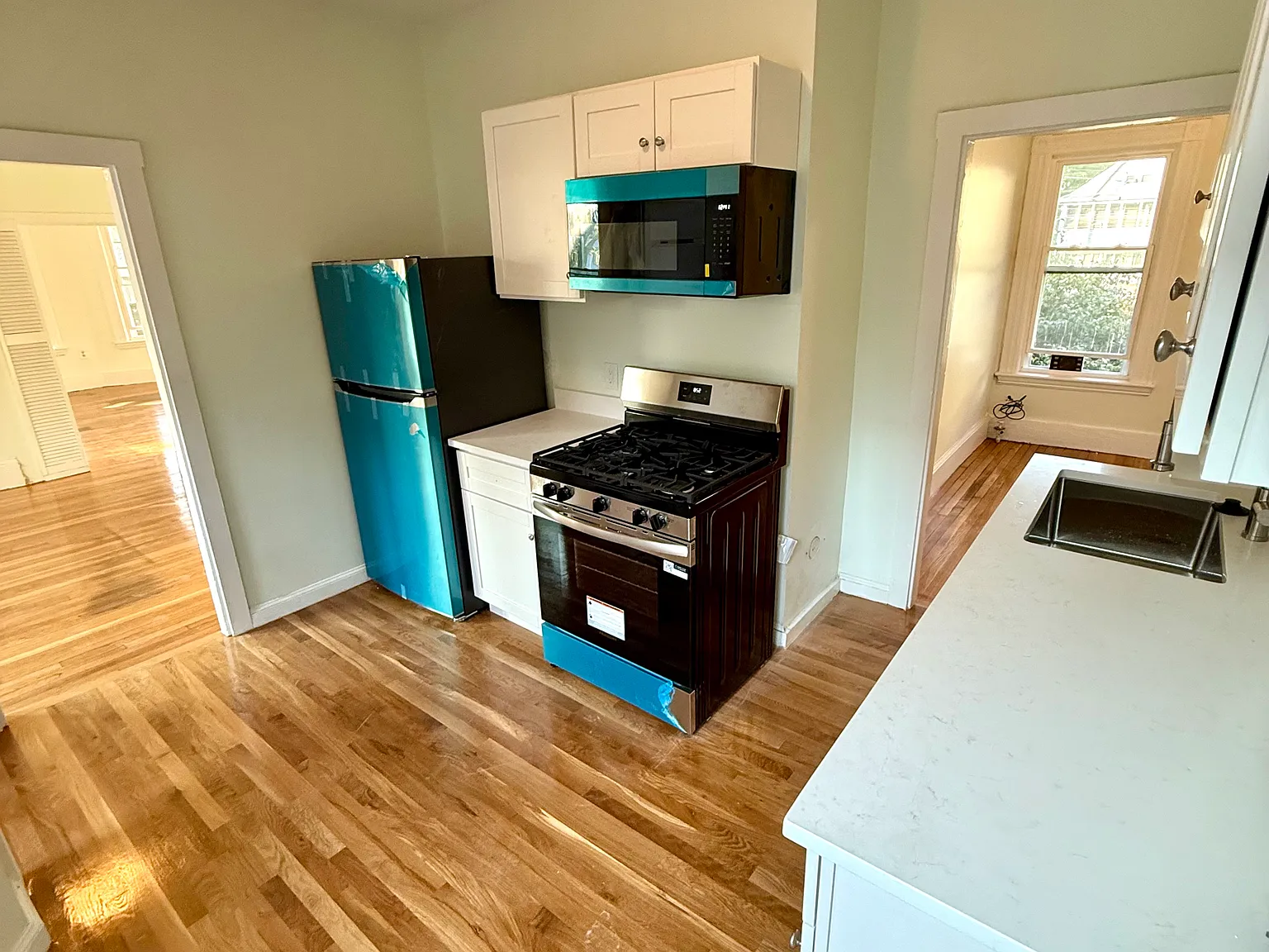 3 bed, 1000 sqft, $3,300 — Photo 2