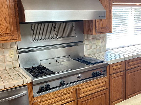 wonderful stove if you love to cook with griddle on it as well