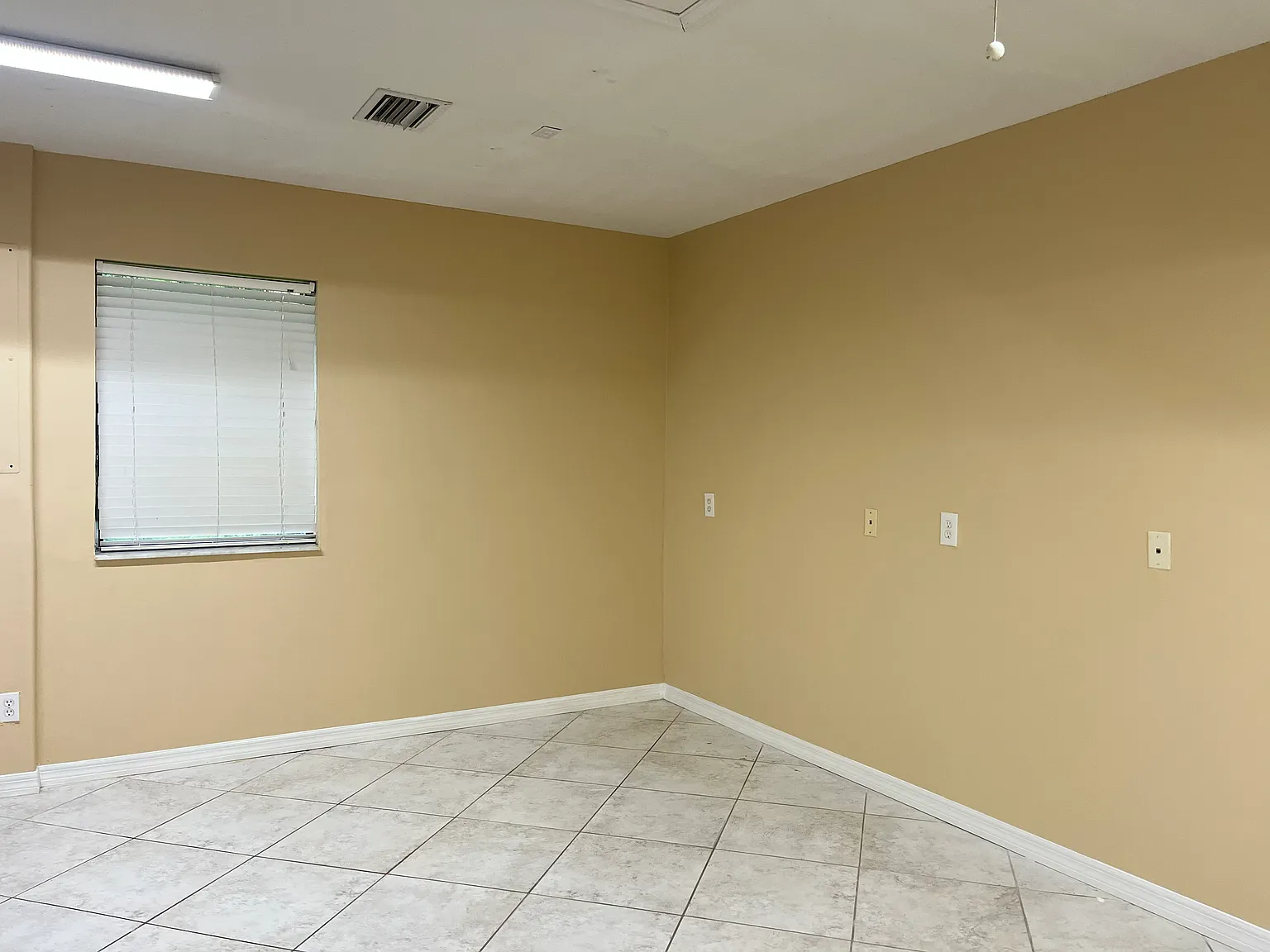 3 bed, 2380 sqft, $2,500 — Photo 4