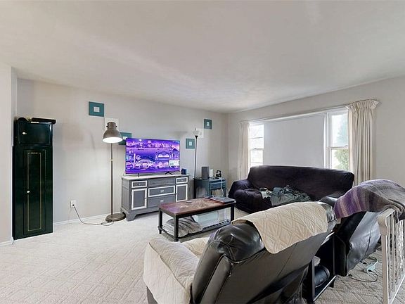 4th image of 3902 Greenridge Dr