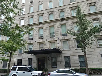 950 Fifth Avenue in Lenox Hill