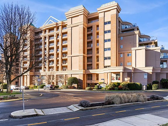 3rd image of 75 Songhees Rd #306