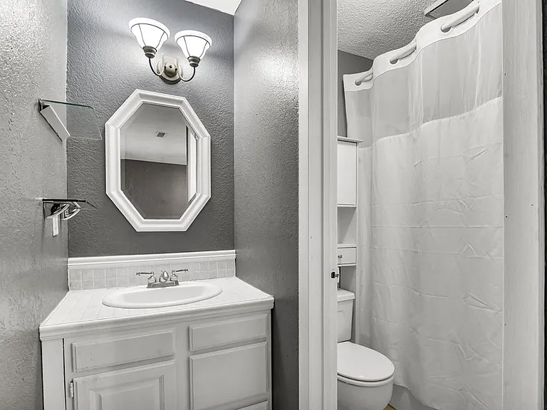 1121 Victoria Dr — Photo 21