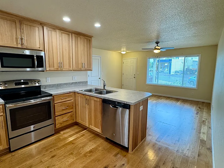 106 Webb St — Photo 3