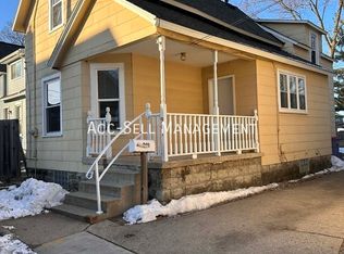 901 Zeeland Ct NE, Grand Rapids, MI 49503