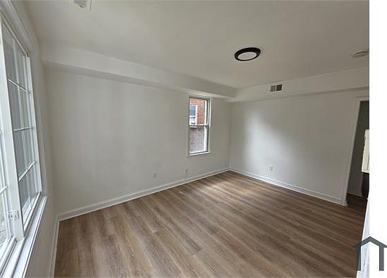 3rd image of 4262 Clay St NE