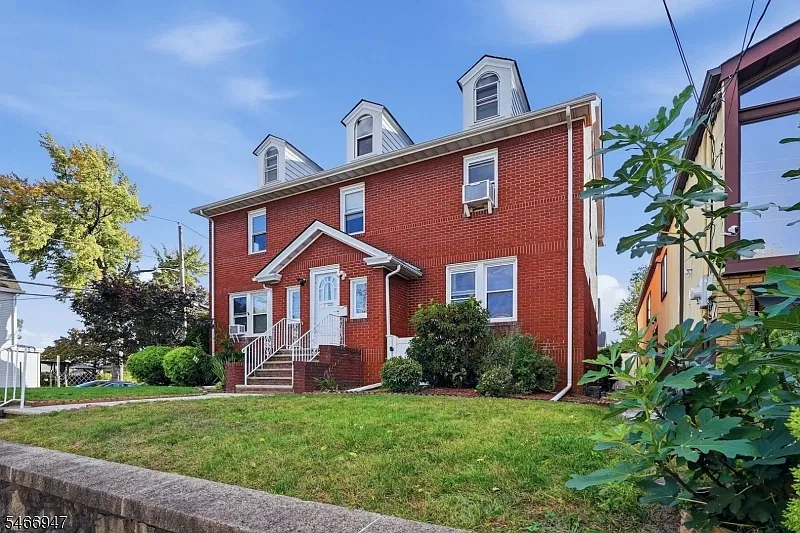 2 bed, 1.0 bath, $2,300 — Photo 3