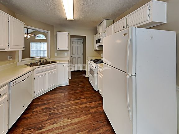 3rd image of 611 Waterford Ln