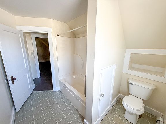 5th image of 160 Brackett St