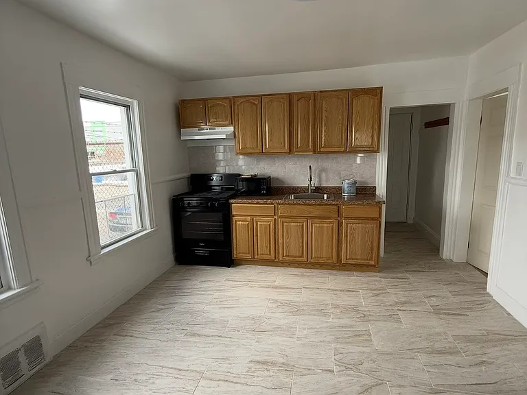 29 Hubbell St #1 — Photo 5