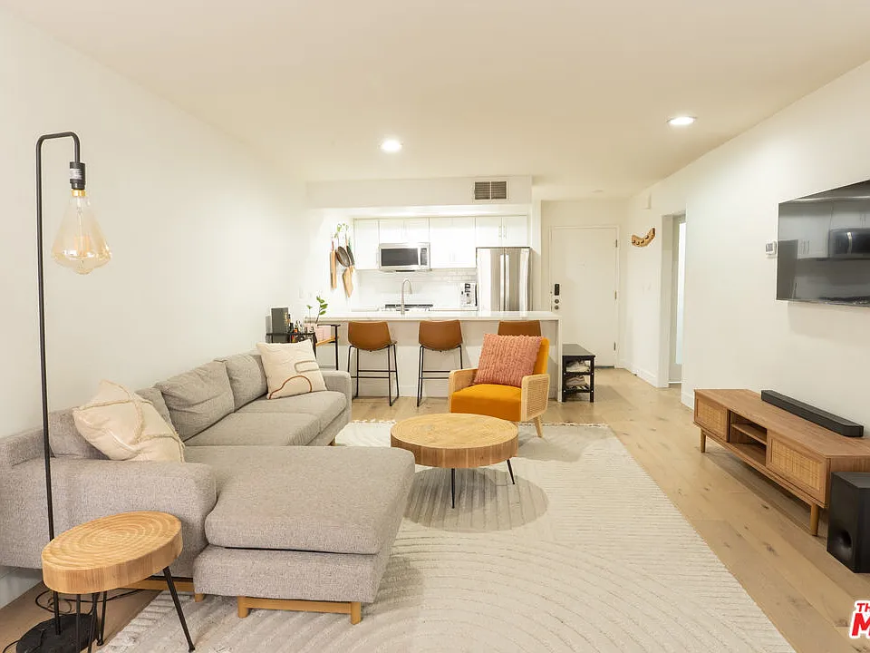 740 N Kings Rd #122