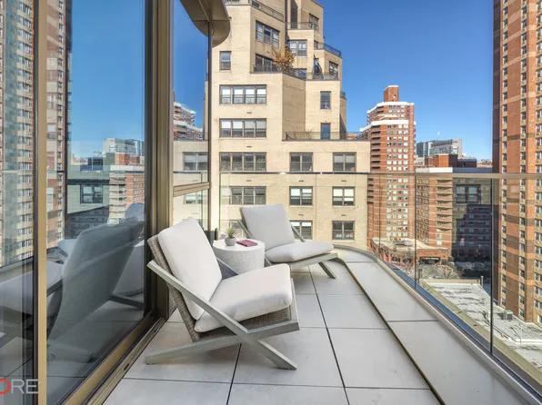 250 East 25th Street image 2 of 27