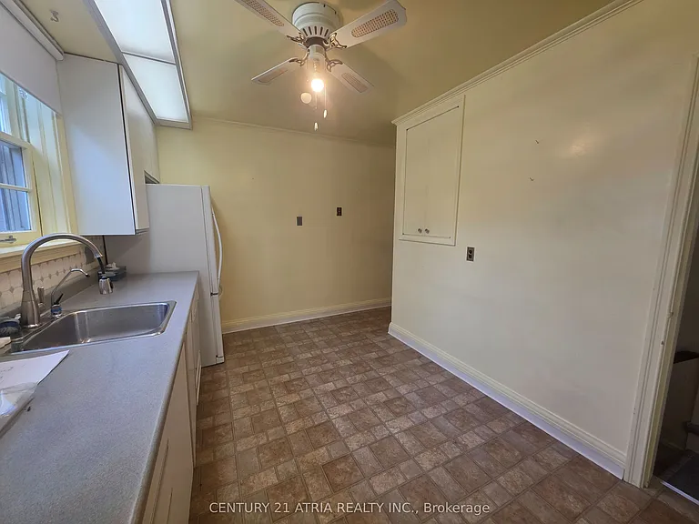 32 Meadowview Ave — Photo 8