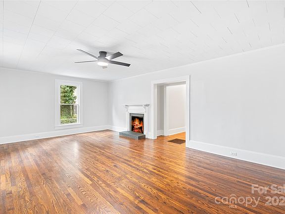 3rd image of 524 W Sharpe St