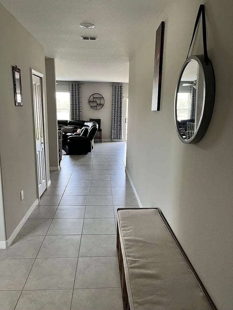 Spacious 4BR House in Riverview — Photo 4