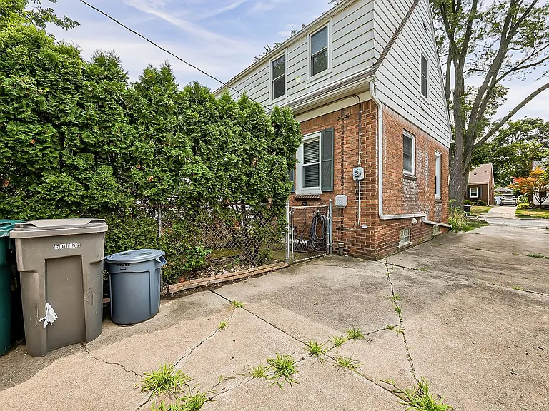 21530 Olmstead St — Photo 35