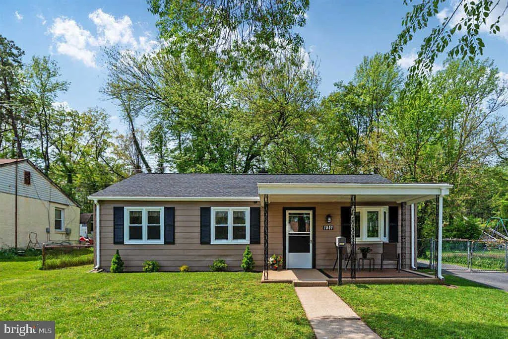 1501 Saunders Way photo 1