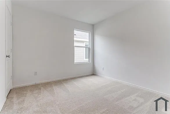 4 bed, 1300 sqft, $1,999 — Photo 4
