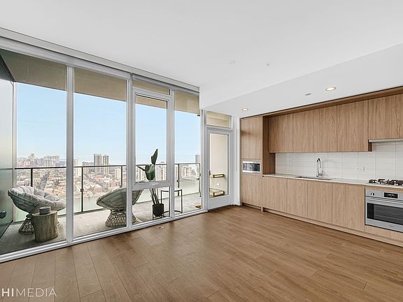 4th image of 226 W Hill St #3706