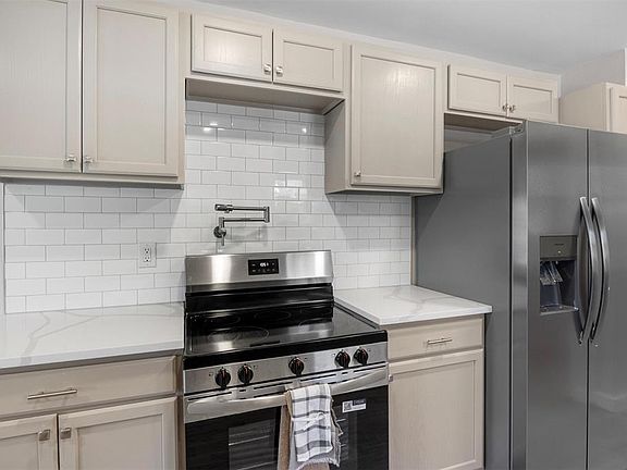 2nd image of 922 W Park St