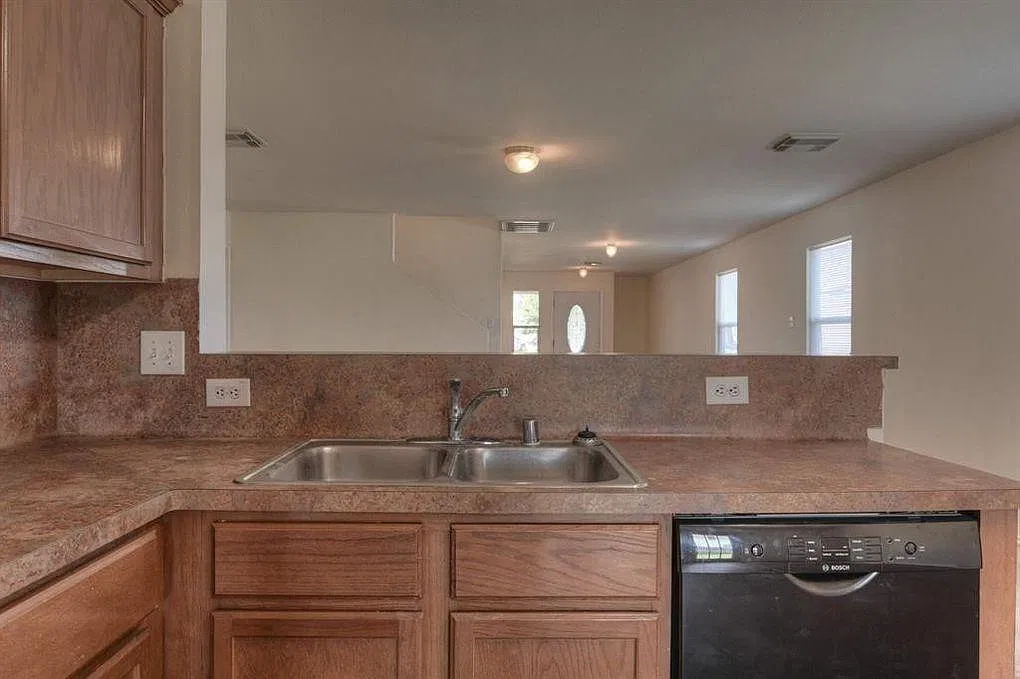 6 bed, 3.0 bath, 3020 sqft, $2,579 — Photo 4