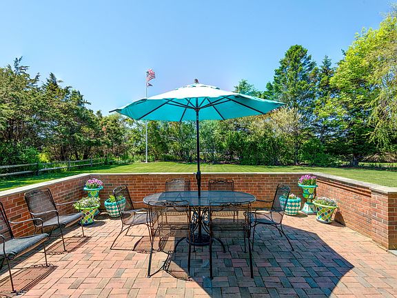 4th image of 10 Farm View Dr