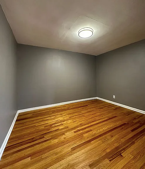 138 E 7th St #7 — Photo 32