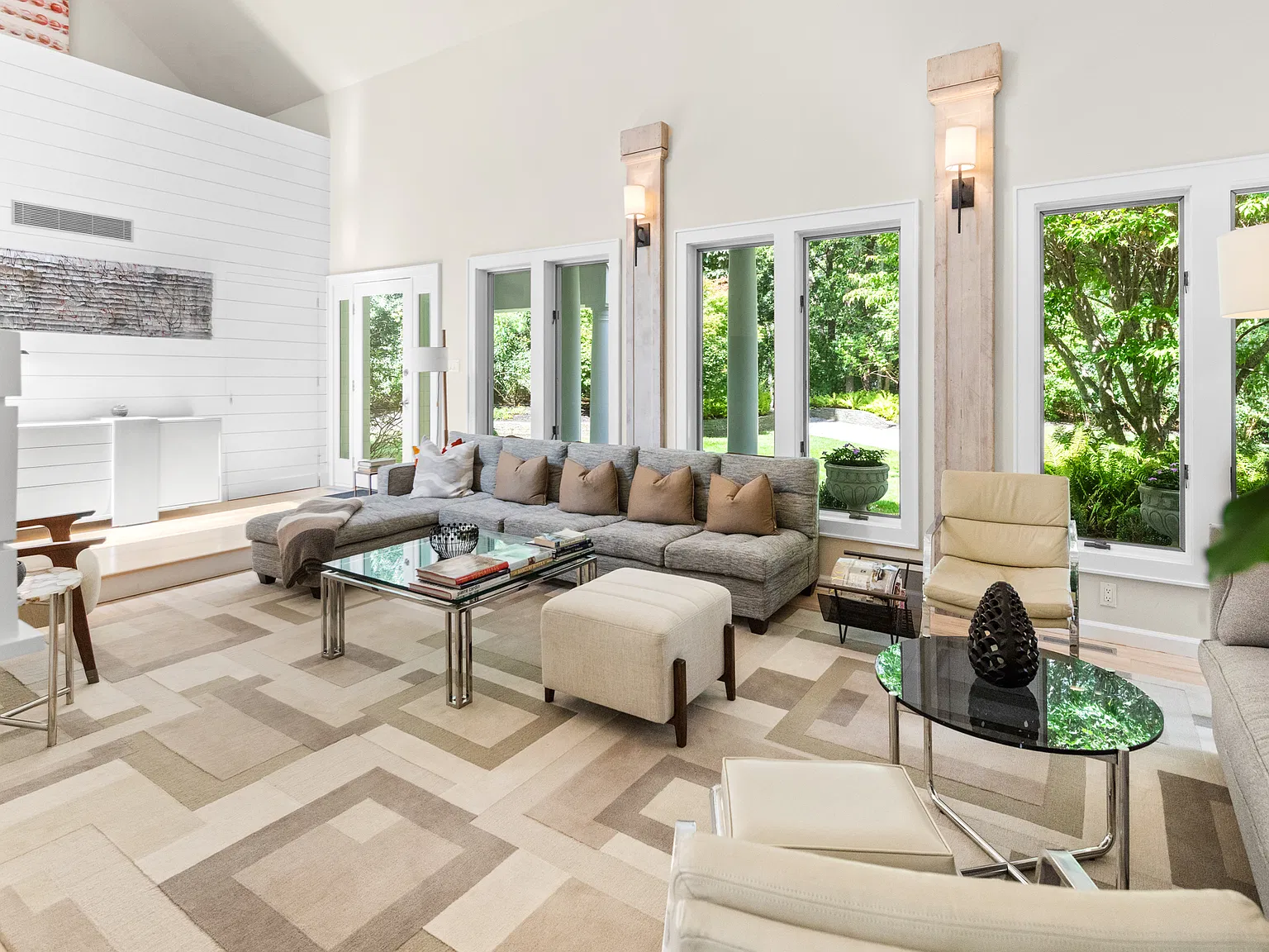 East Hampton Gated Contemporary Oasis — Photo 4