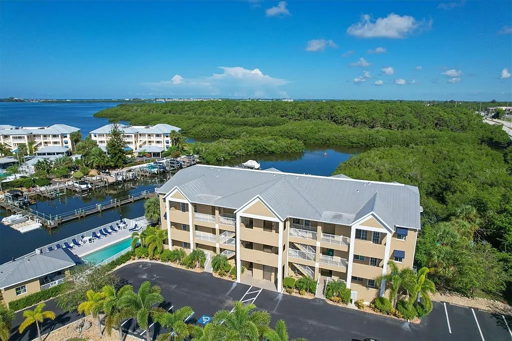 2 bed, 2.0 bath, 1360 sqft, $3,750 — Photo 3