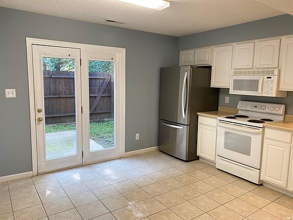 2nd image of 3447 S Oaklawn Cir