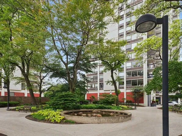 1460 Sandburg Ter APT 2207A, Chicago, IL 60610