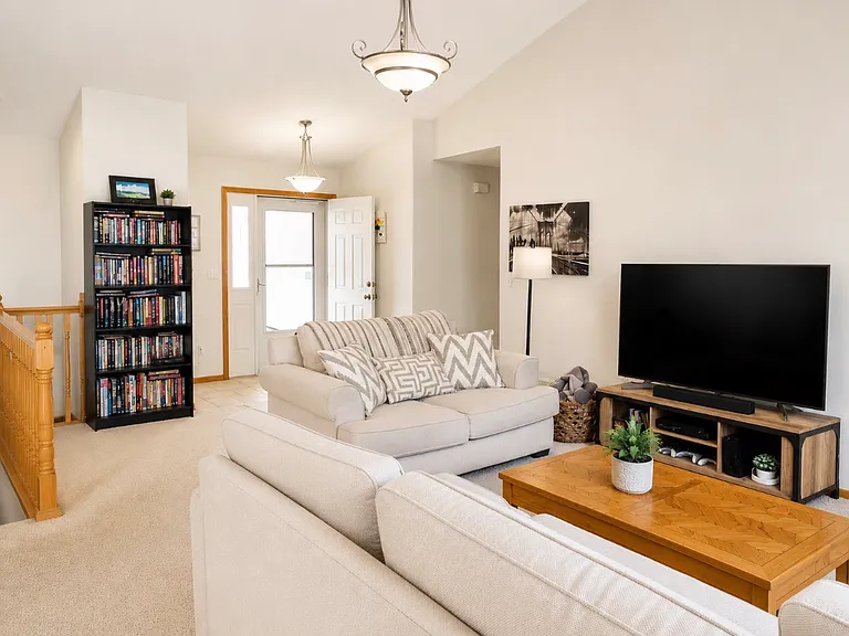 456 Lavastone Ave — Photo 4