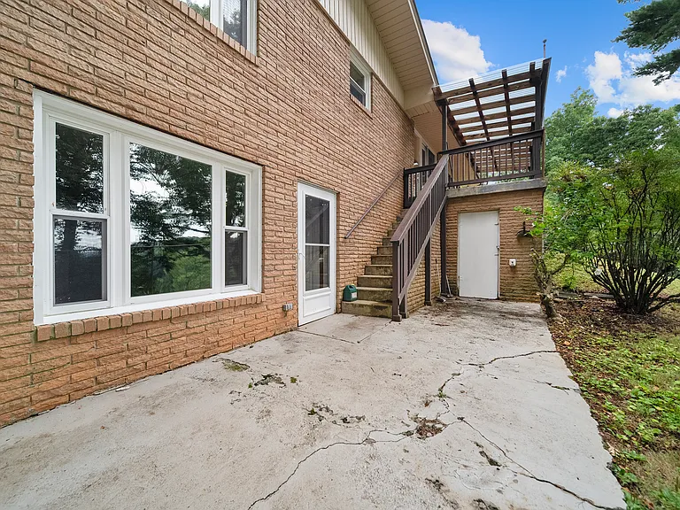 162 Osborne St — Photo 21