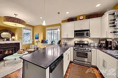 3rd image of 2326B Franklin Ave E