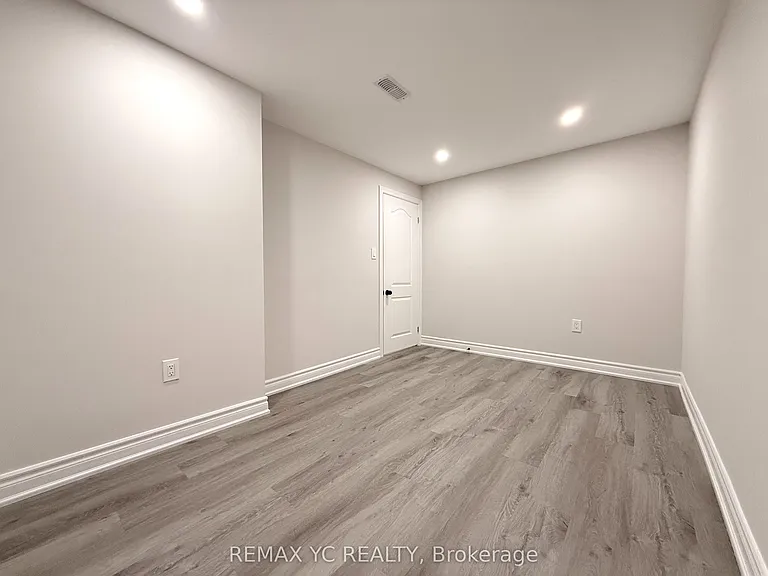402 Handley Cres #BASEMENT — Photo 6