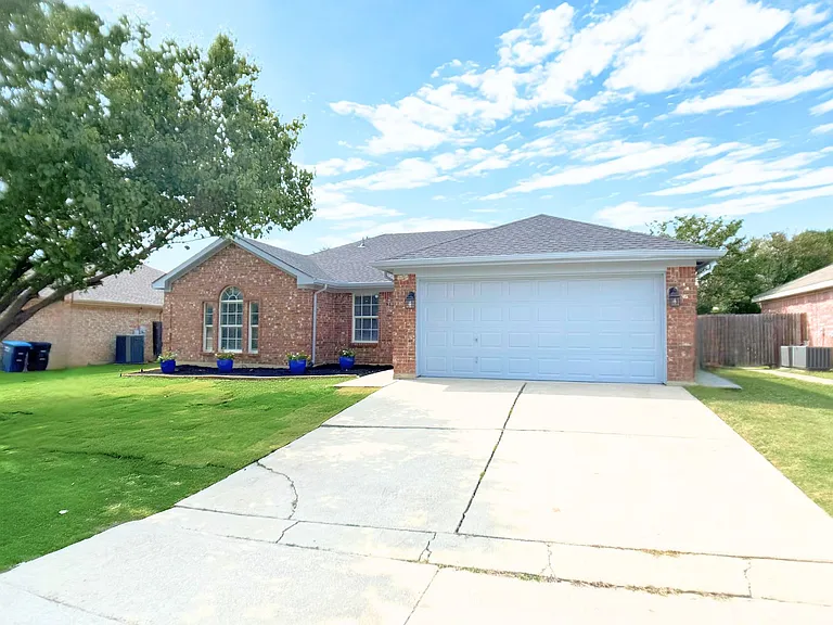 3913 Periwinkle Dr — Photo 1