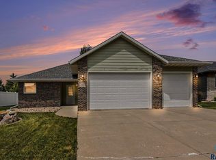 828 E 70th St, Sioux Falls, SD 57108