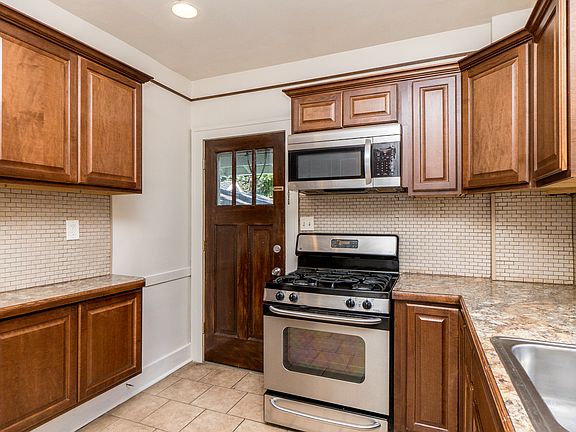3rd image of 1014 Woodlawn Ave