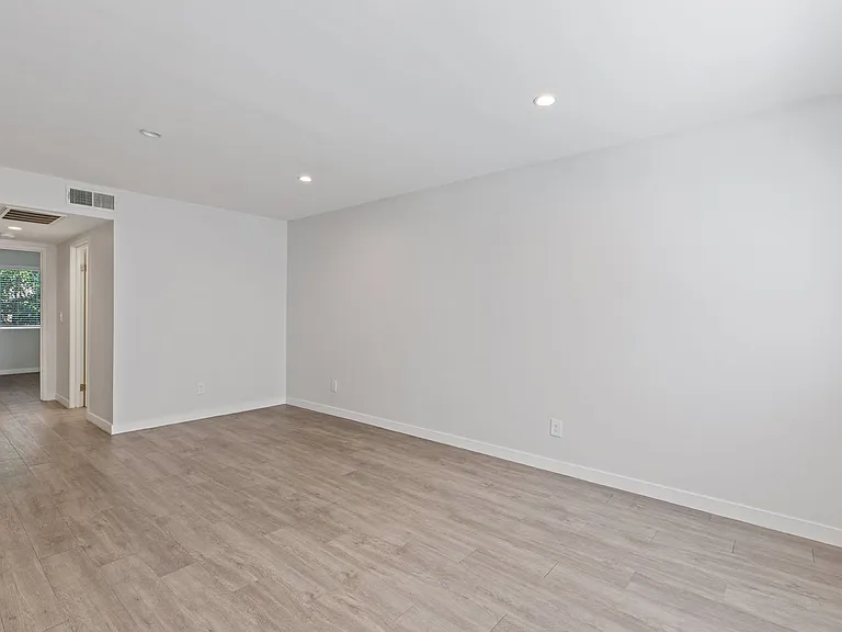 810 Crenshaw — Photo 19