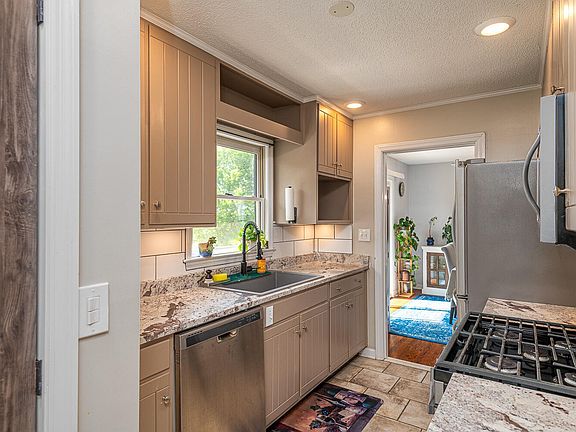 5th image of 3902 Laird Ln
