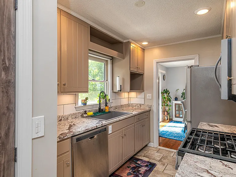 3902 Laird Ln — Photo 5