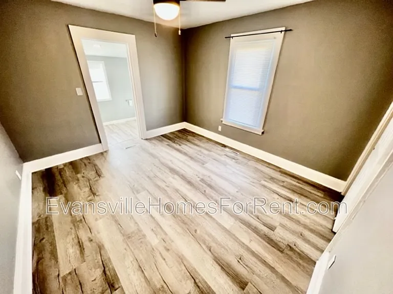 907 E Broadway St — Photo 9