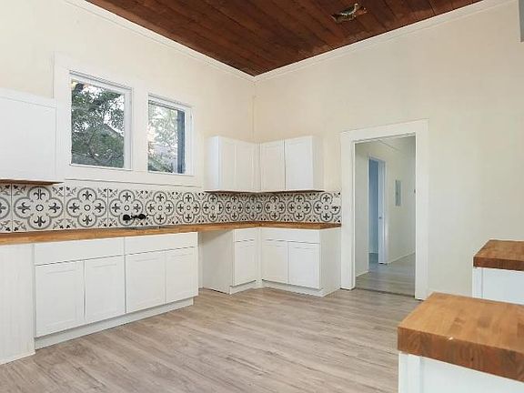 Kitchen with washer and dryer hookups