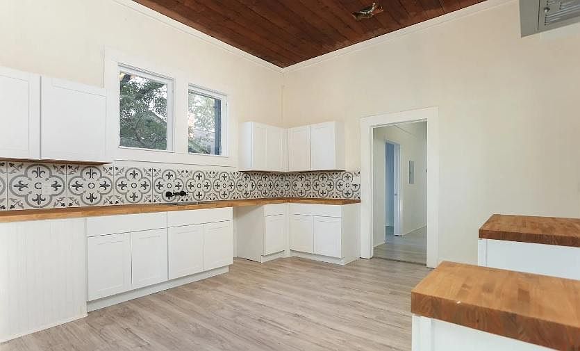 Kitchen with washer and dryer hookups