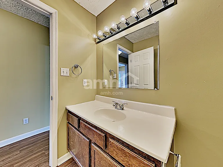 1423 Newbury Ln — Photo 13