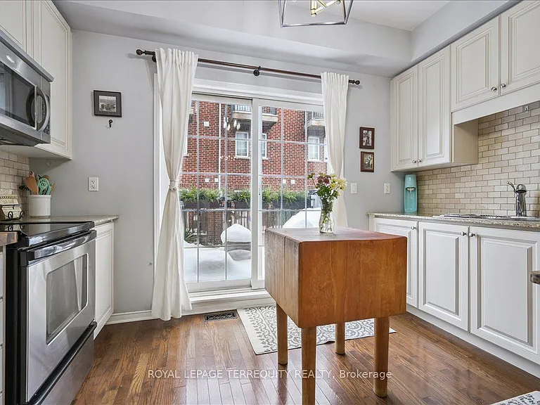 101 The Queensway #Townhouse 2 — Photo 17