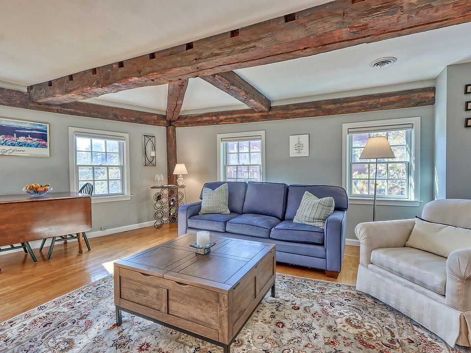 Living room/dining 