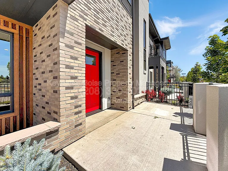 373 E Lombard Ln — Photo 3