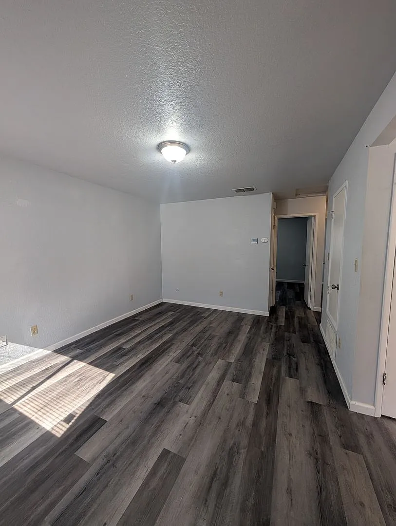 Vermont Apartments — Photo 4