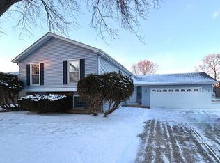 5216 Abbey Dr, McHenry, IL 60050